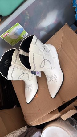 White universal Thread boots size 6 boots  $20