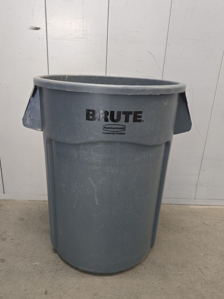 Brute By Rubbermaid Large Size Some Scratches