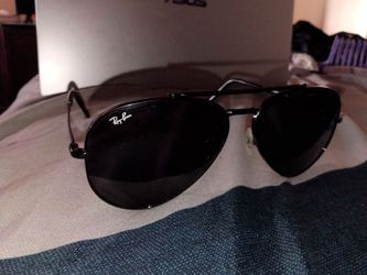 Ray-Ban Sunglasses + Case 🕶️