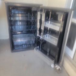 Sanyo Mini Beverage Fridge