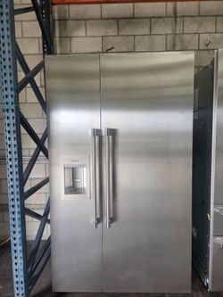 Thermador Freedom Coll. 48" Refrigerator Freezer Columns new stainless steel panels ready
With stainless steel panels and handles including