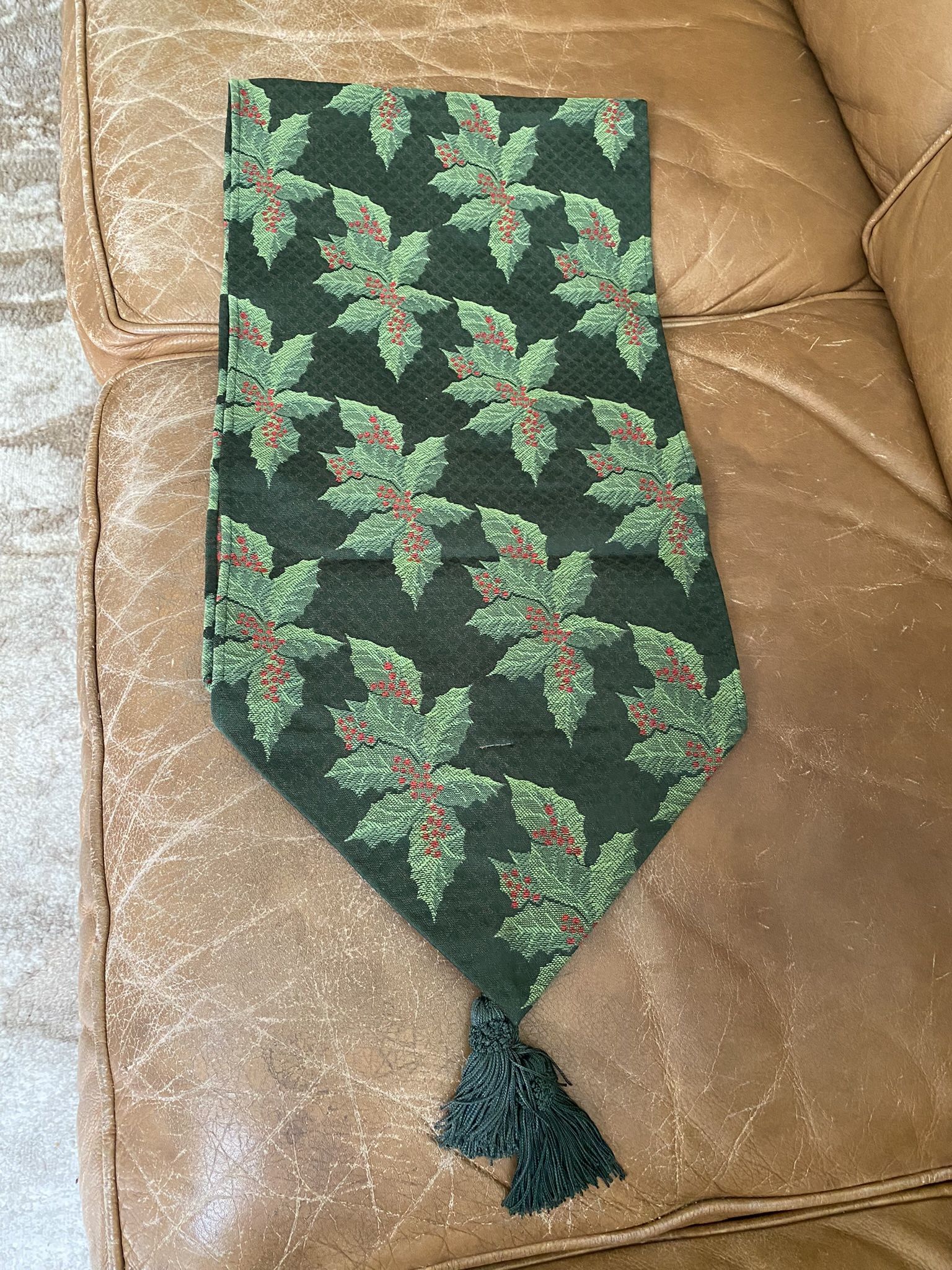 New 4 1/2 Ft Green Poinsettia Table Runner