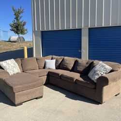 DELIVERY AVAILABLE 🚚 Super Nice 3 Piece Reversible Sectional 