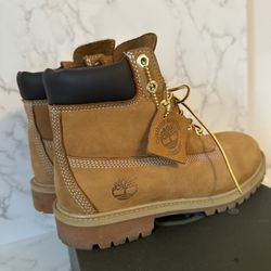 Timberland Boots Youth Size 6  Fits Women Size 8