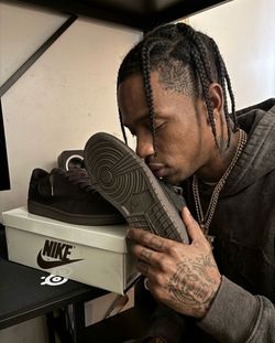 Used Travis Scott Jordan 1 Velvet Brown size 10