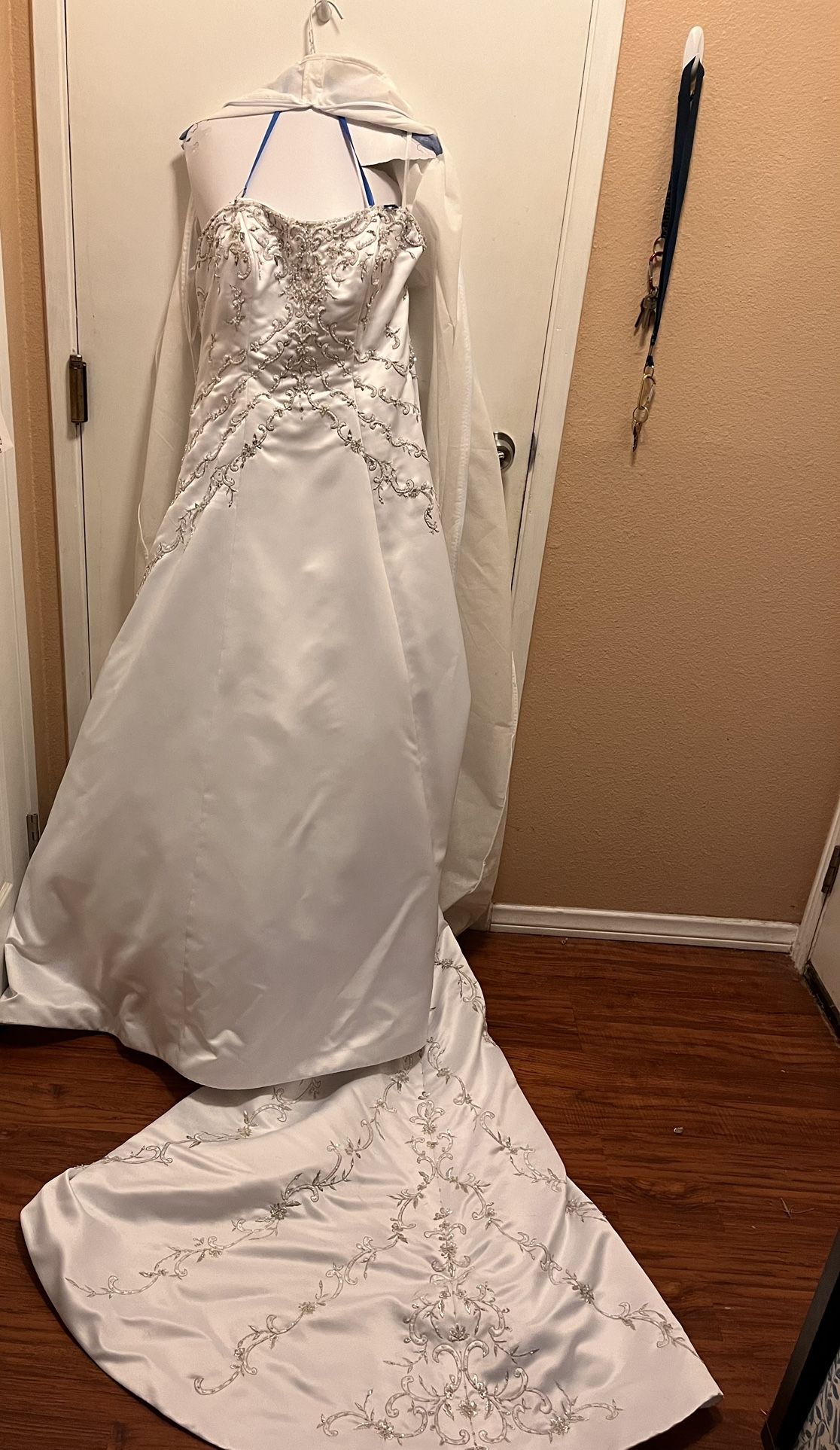 Elegant Wedding Dress With Long Train 