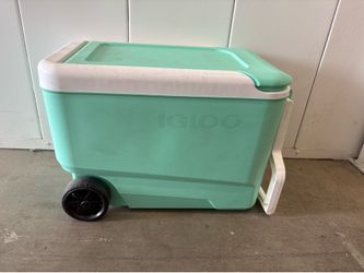 Igloo rolling cooler 38qt