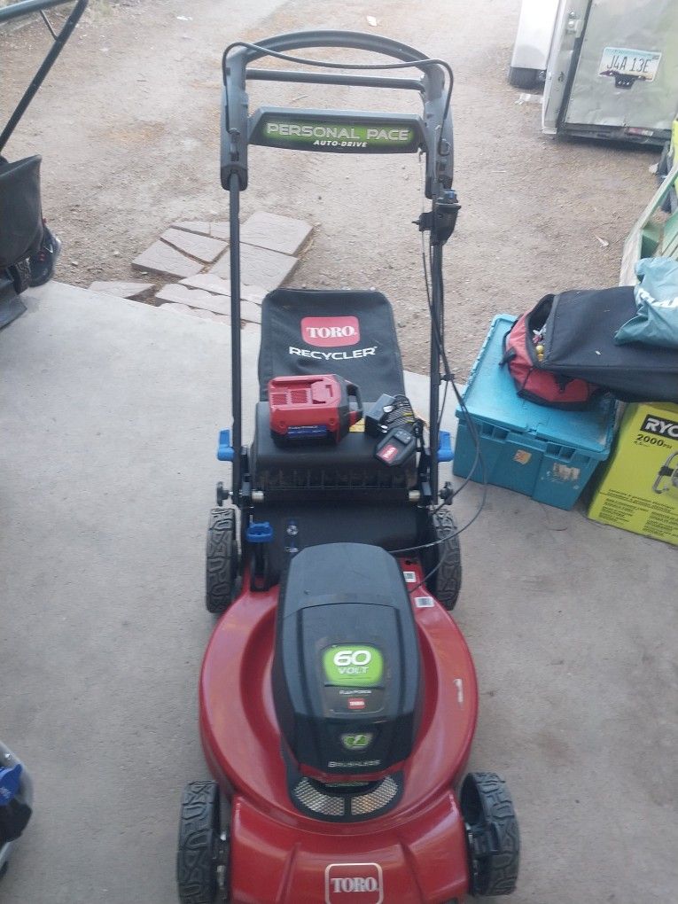 TORO LAWN MOWER 60V LITHIUM BRUSHLESS 22" AUTO DRIVE WITH BATTERY AND CHARGER