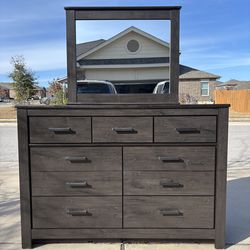Beautiful Gray 7-Drawer Dressee With Mirror