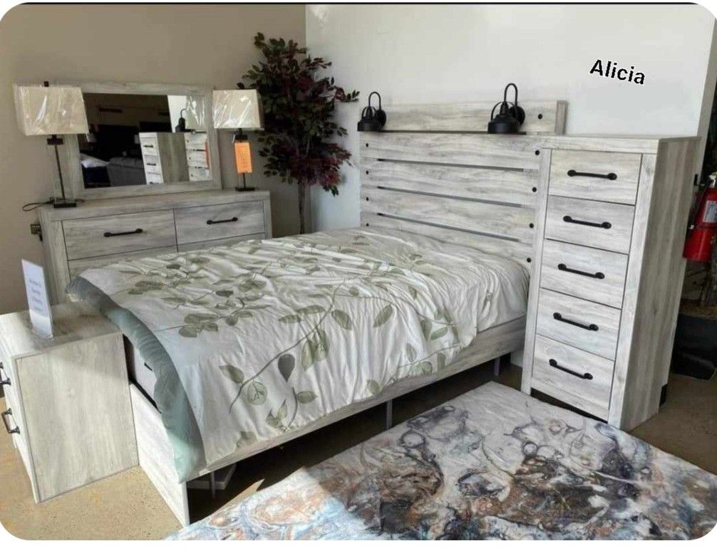 Cambeck Queen Panel Bed With Mirrored Dresser, Chest And 2 Nightstands