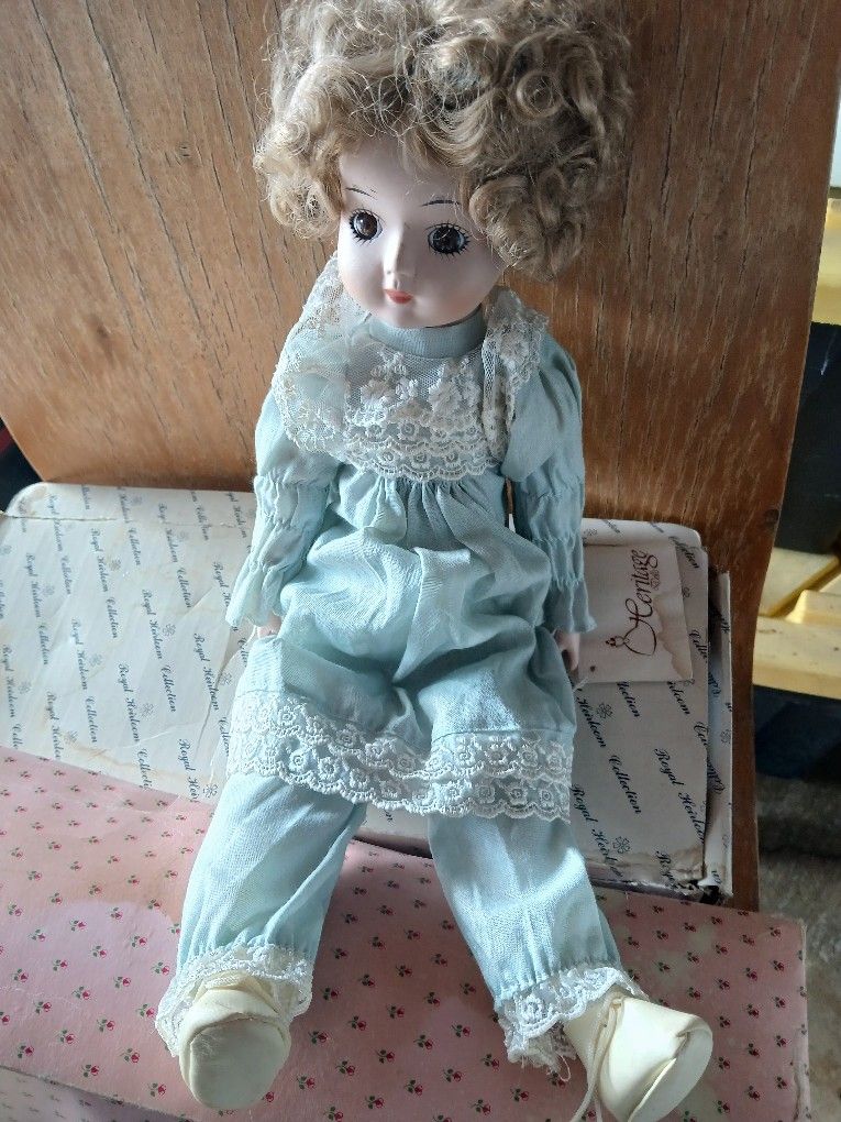 Collector Porcelain Dolls Heirloom Heritage The Blue Porcelain Doll Has A Music Box