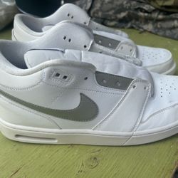 Shoes Nikes size 11.5