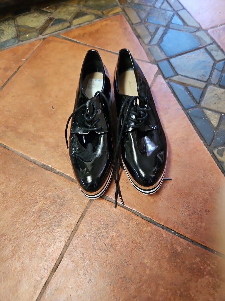 Size 7 And A Half Women Shoe By Alda