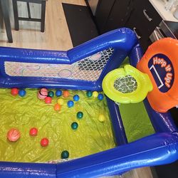 Inflatable ball pit