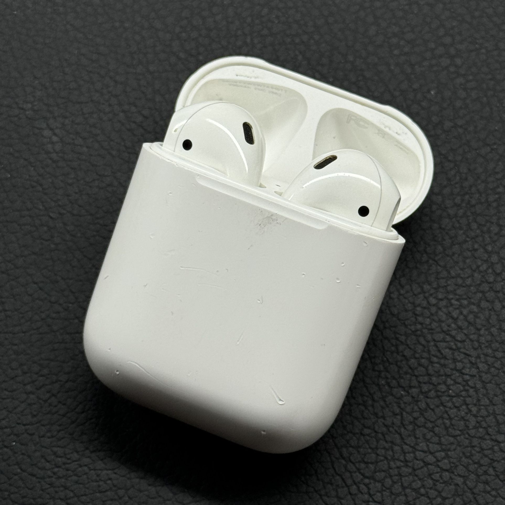  Apple AirPods Gen 1 Headphones Wireless Bluetooth 