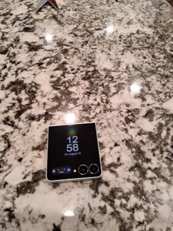 Samsung flip 7 256gb in mint. Unlocked Excellent condition