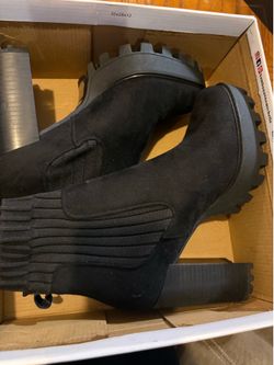Black Chunky Lug Sole Chelsea Ankle Boots – Size 8.5