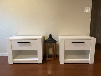 2 Nightstands, With 1 Drawer on Each Side 
