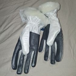 BRAND NEW UGG GLOVES HALF PRICE 