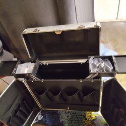 Aluminum grooming case with wheels