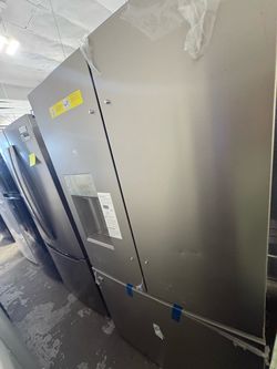 French Door Refrigerator with Water Dispenser