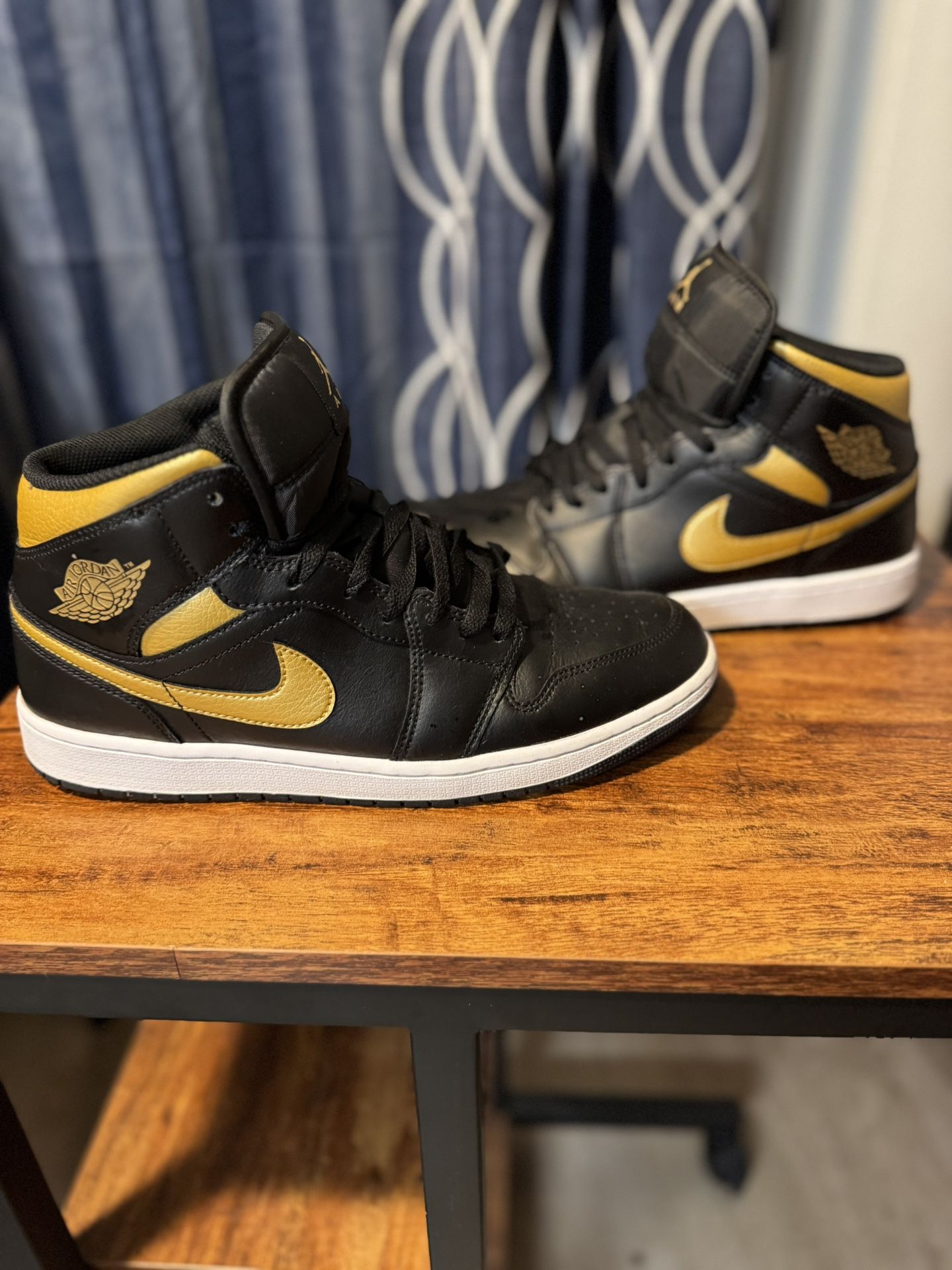 Jordan 1 Mid Metallic Gold