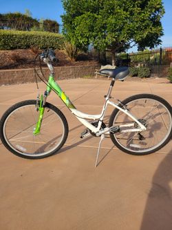 Like NEW - Diamond Back Beach Cruiser Bicycle (with 7 gears)
