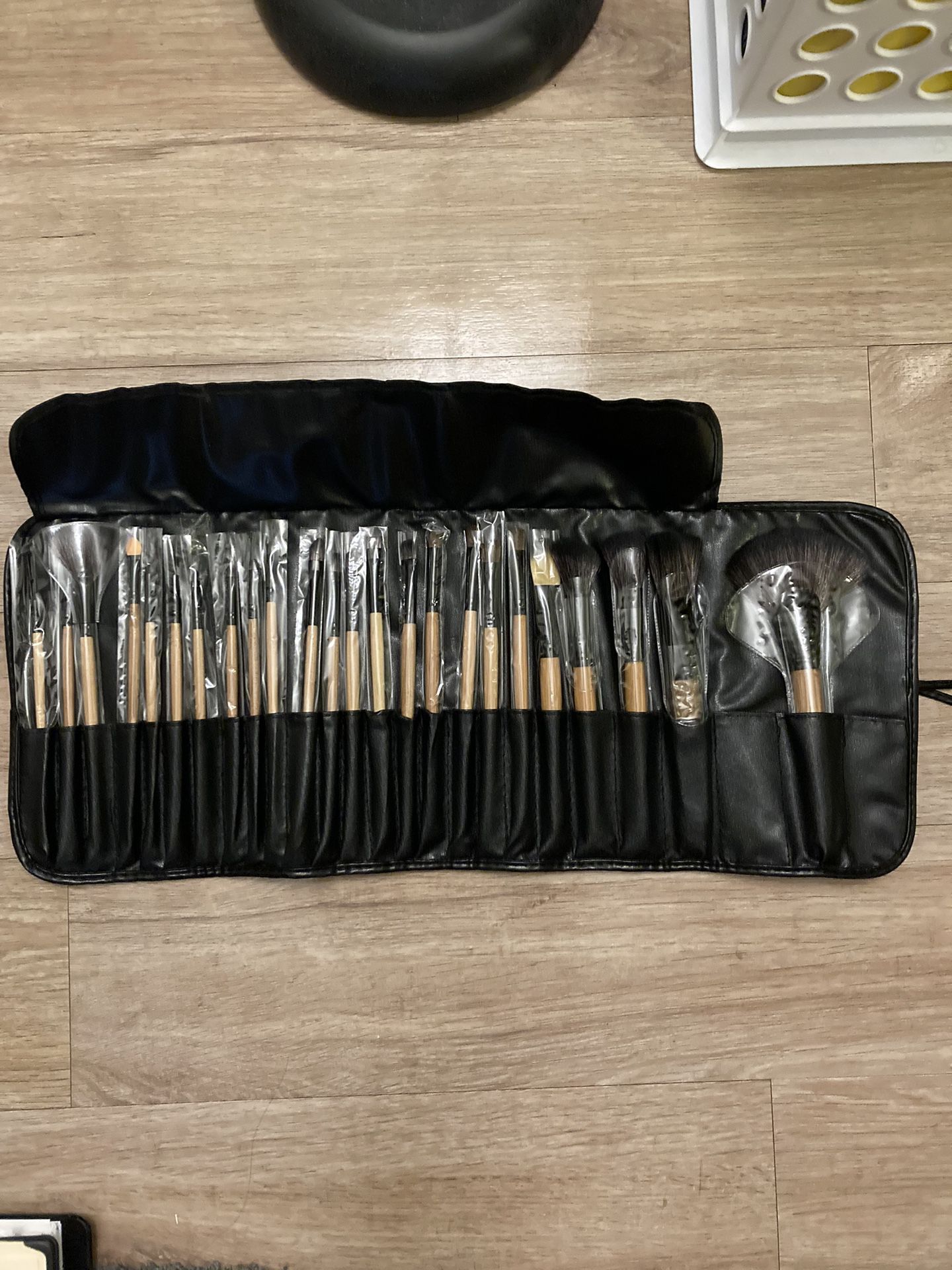 24 Make Up Brushes In Roll Up Case  NEW