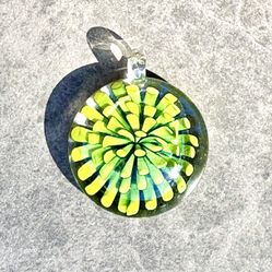 💚 Gorgeous green blown glass flower design in clear circle pendant