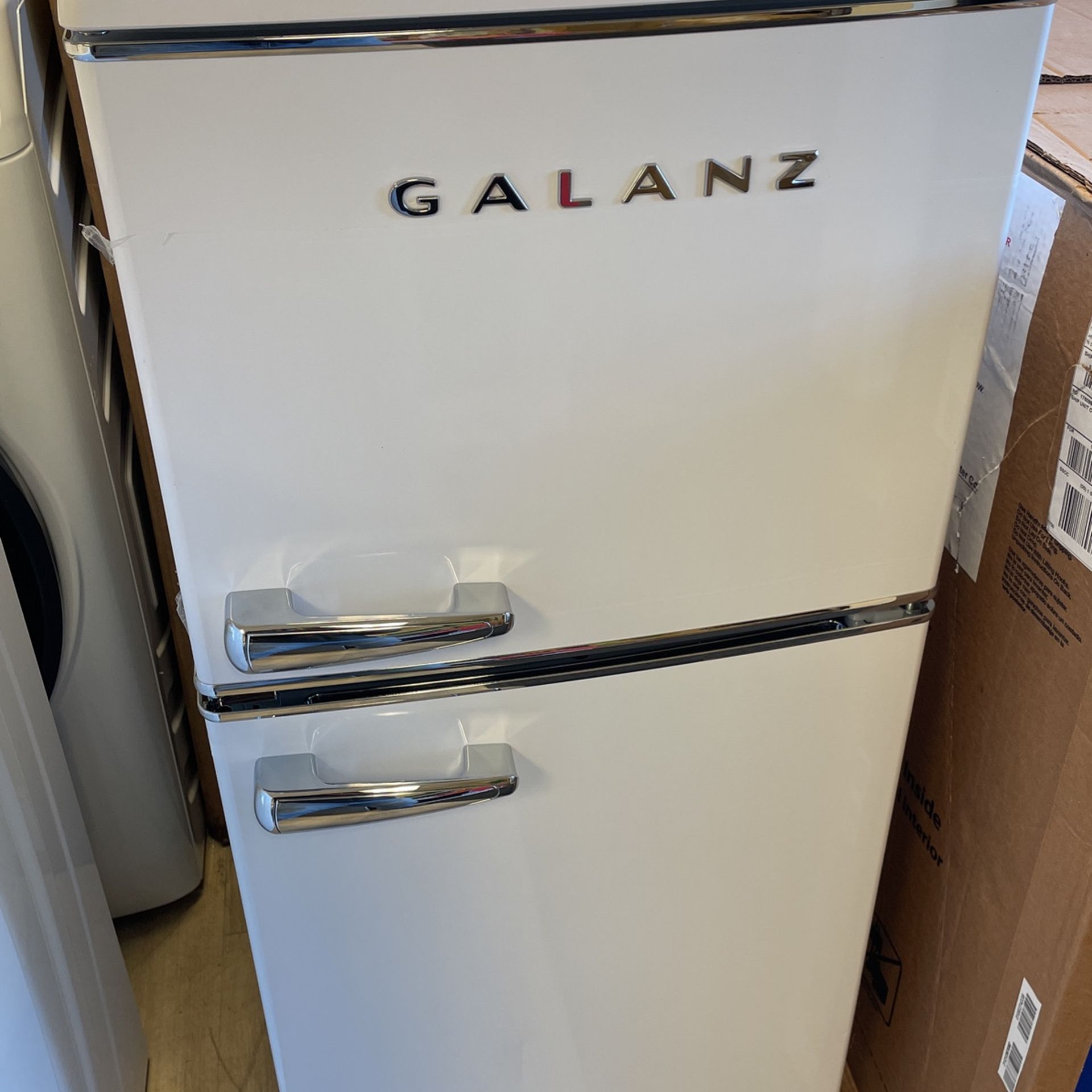New Galanz Retro dual door 4-cu ft Freestanding Mini Fridge Freezer Compartment (White) Model#GLR40TWEER