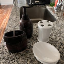 2 Sets Of Bathroom Decor