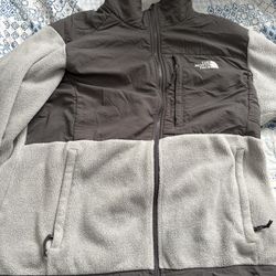 Woman North Face Sweater Size XL
