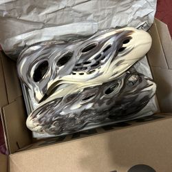 2021 Adidas Yeezy Foam Runner “ Moon Grey “