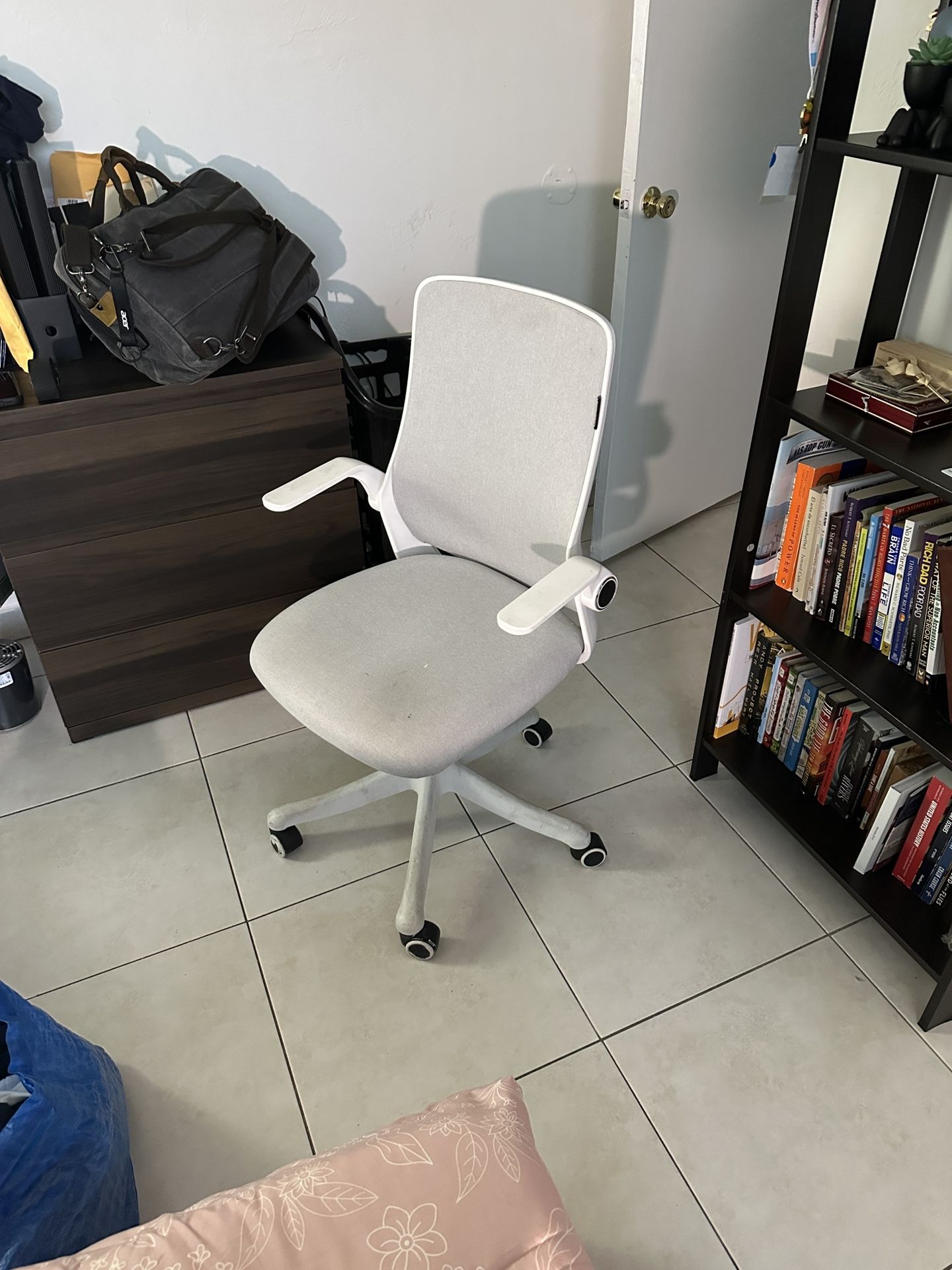 Ergonomic Mesh Office Chair – White Frame/Grey (Great Condition)