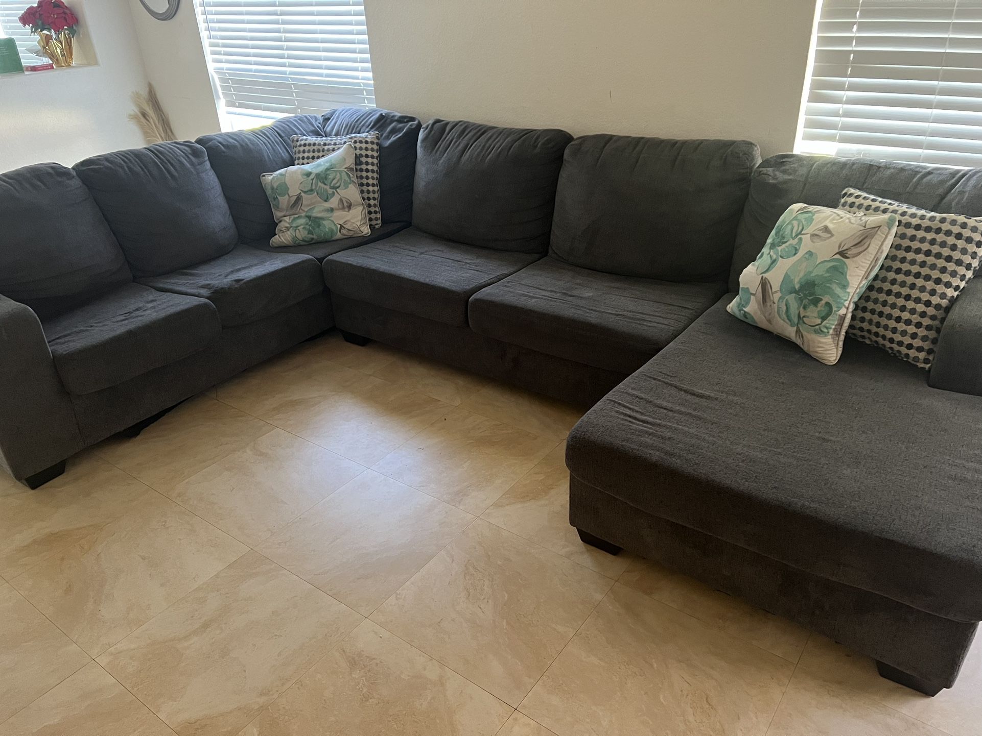 Price Is Final 🚛NO Negotiations ! Pick Up Only ! Gray Sectional Couch 🛋️ 