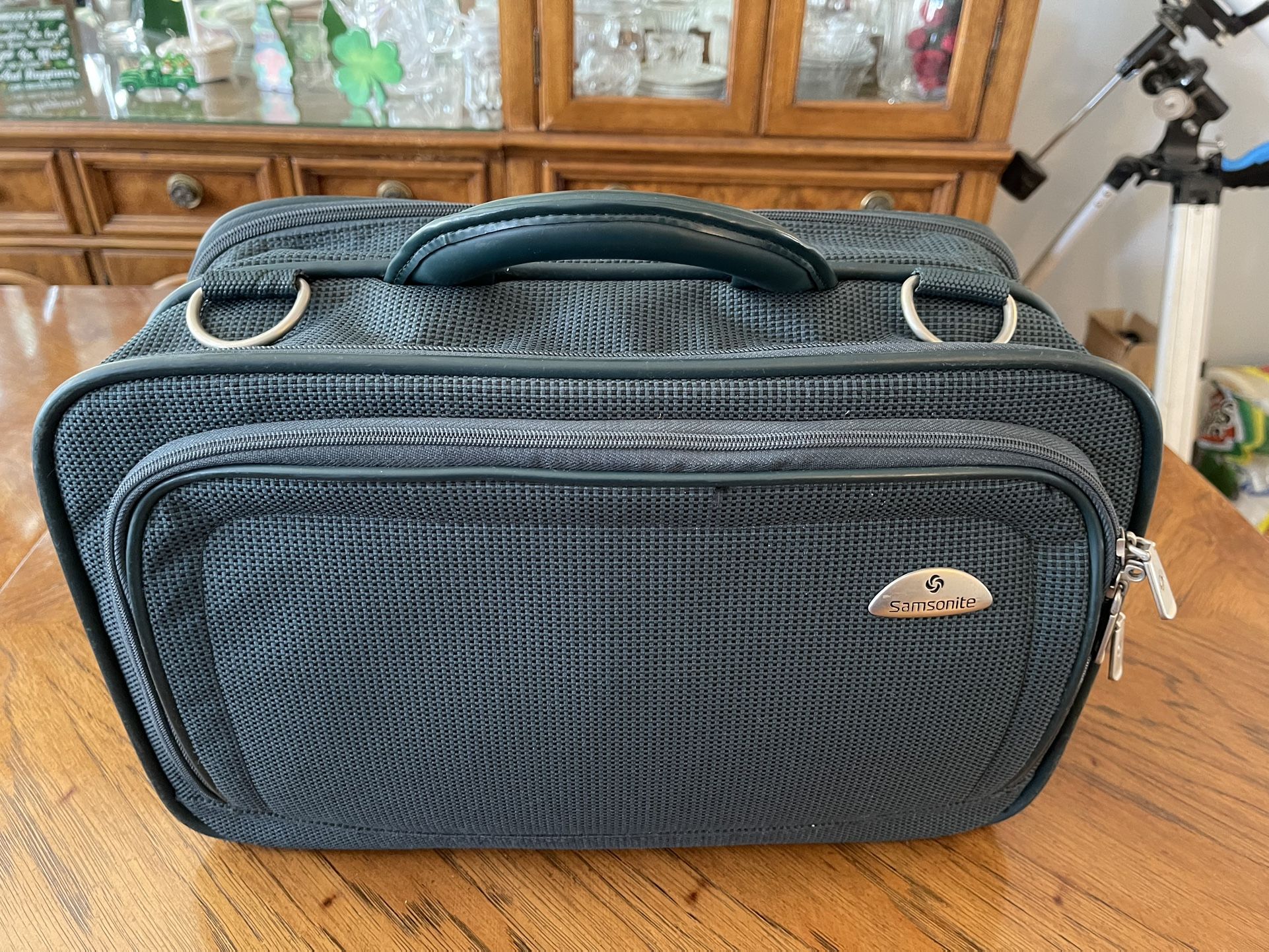 Samsonite Carry On Luggage with a Whole Bunch of Separate Compartments in Excellent Condition