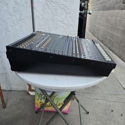 Powered mixer Yamaha emx5016cf