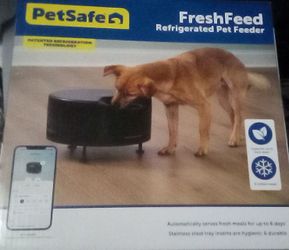 Pet safe refrigerated pet feeder
