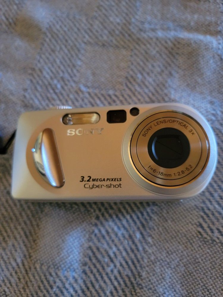 Cyber-shot DSC-P8 digital camera.