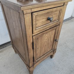 Basset SideTable/ Nightstand. Excellent Condition! (1)