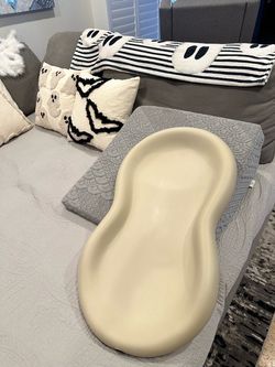 Keekaroo Weighted Peanut Baby Changer