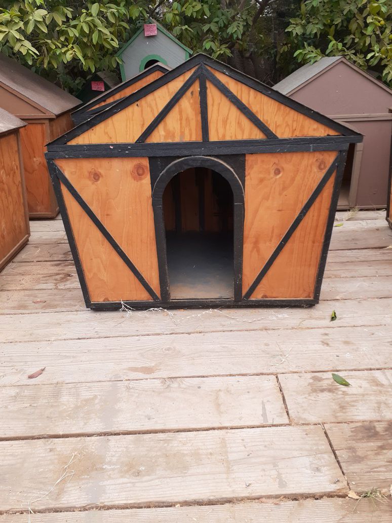 medium black size dog house $200