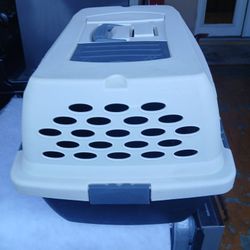 SMALL PET KENNEL. PRICED TO SELL $10. I-17 freeway  & Camelback rd.