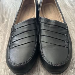 Women’s size 10 wide Naturalizer loafer shoes new without tags