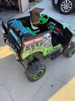 Monster Jam Grave Digger 24-Volt Battery Powered Ride-On