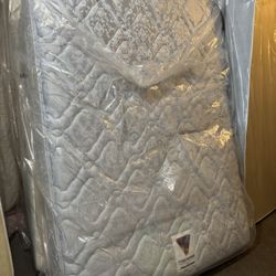 Sealy Queen Size PosturePedic Auburn Plush