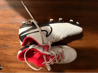 Nike boy soccer cleat size 3.5