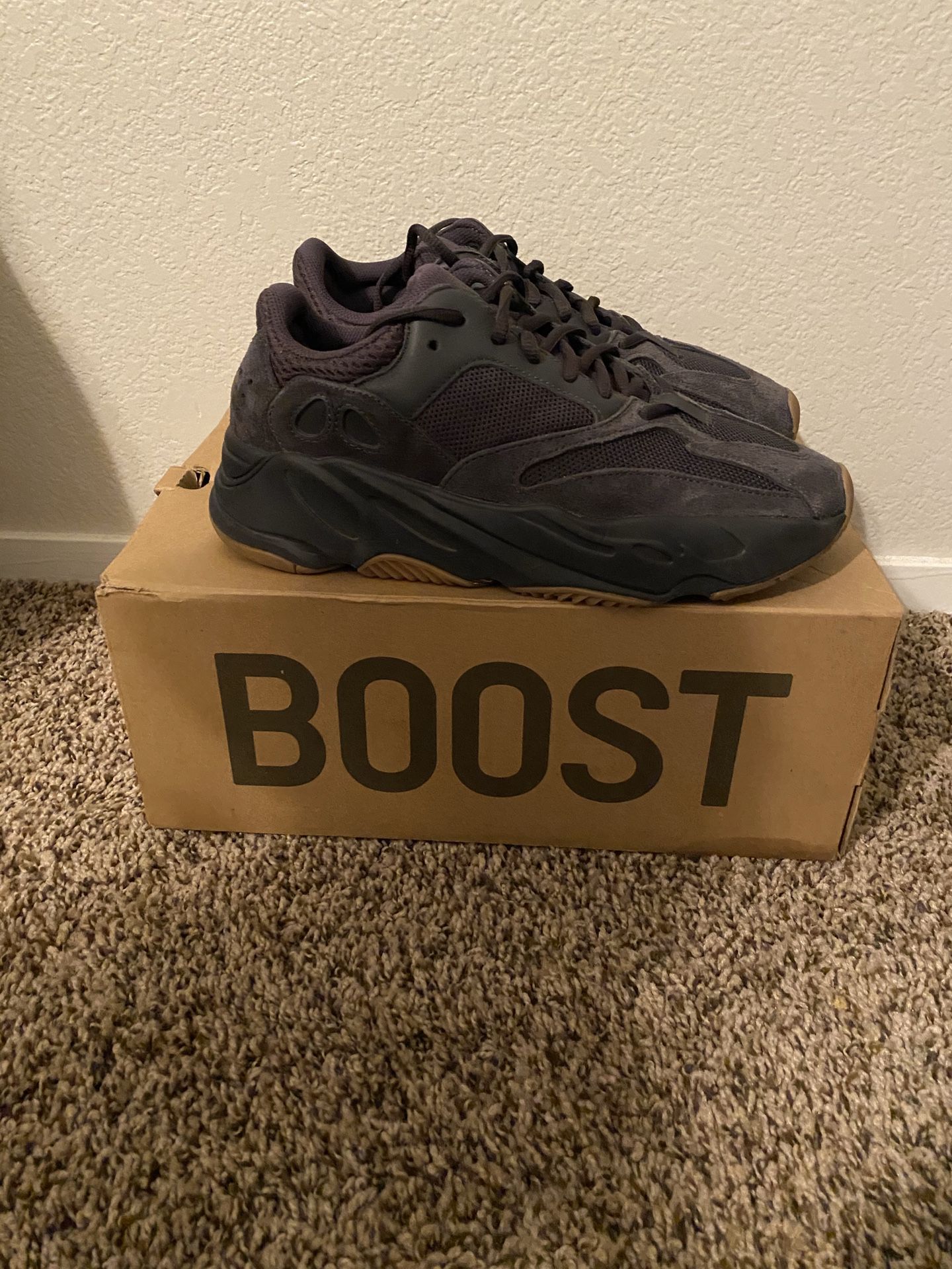 Yeezy 700 vnds size 8.5 410