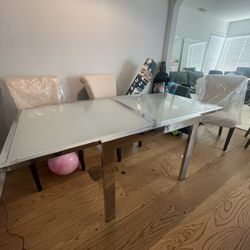 Expandable Dinning Table With Four Comfy Chairs