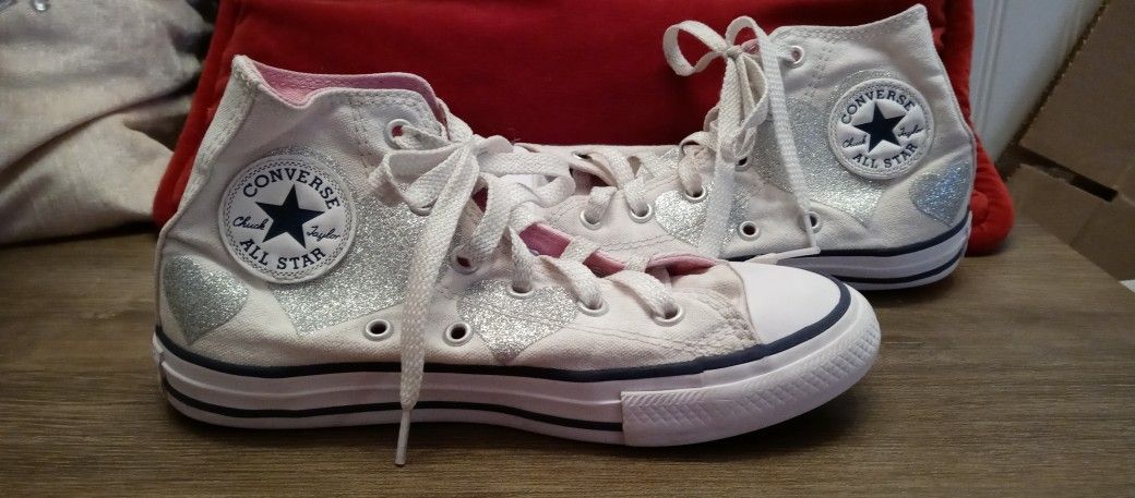 Converse Girl Shoes Size 1 US 
/Converse Girl Shoes Size 1 US /
White with silver hearts